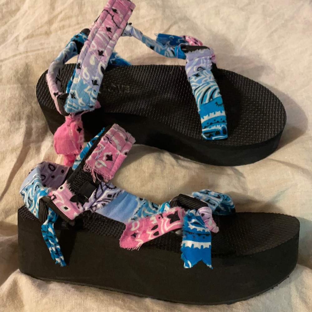 Arizona love sandals.. sz 37 super cute